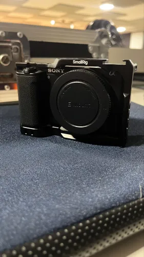 Câmera Sony ZV-E10 (Corpo) + Cage SmallRig + Baterias | Apenas 1827 Cliques