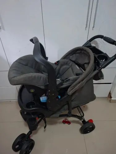 Carrinho com bebê conforto Cosco
