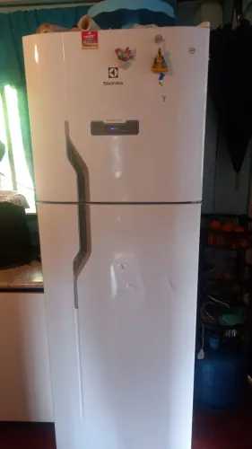 Vendo geladeira Electrolux frost free funciona tudo não tem nada estragado nela tá filé 
