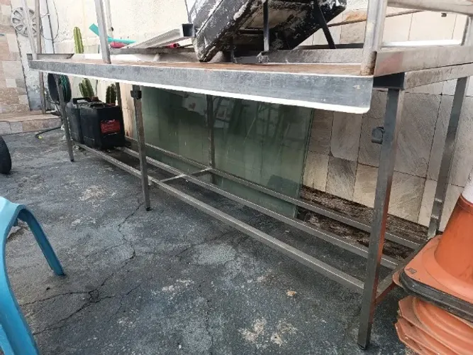 Mesa em aço inox padrão Anvisa com prateleira inferior gradeada 3.0x0.60 Metros