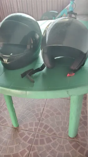 Vendo 2 capacetes quebra galho bom