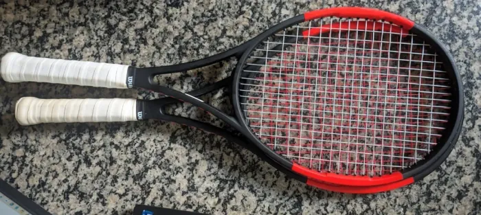 PAR RAQUETE TÊNIS WILSON PRO STAFF 97S V11 - Preta /Vermelha (TENNIS)