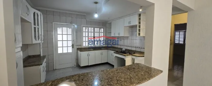 Sobrado com sacada à venda no Vila Branca