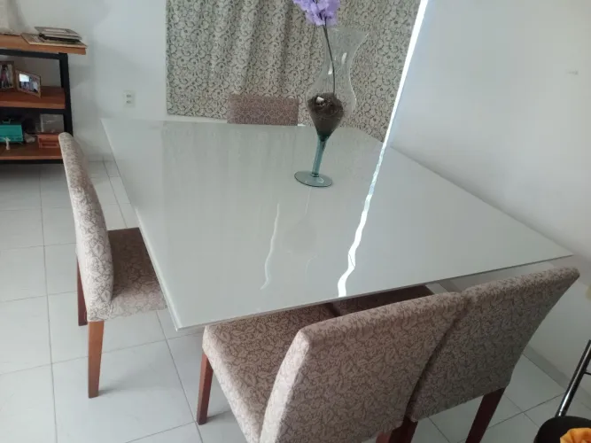 Mesa de vidro com 08 cadeiras