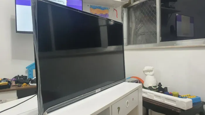 Tv 32 polegadas TCL. Sem o suporte.