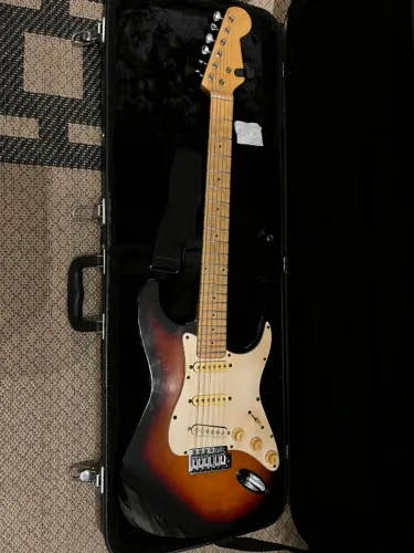 Guitarra Strato Michael com Captadores Squier e Case