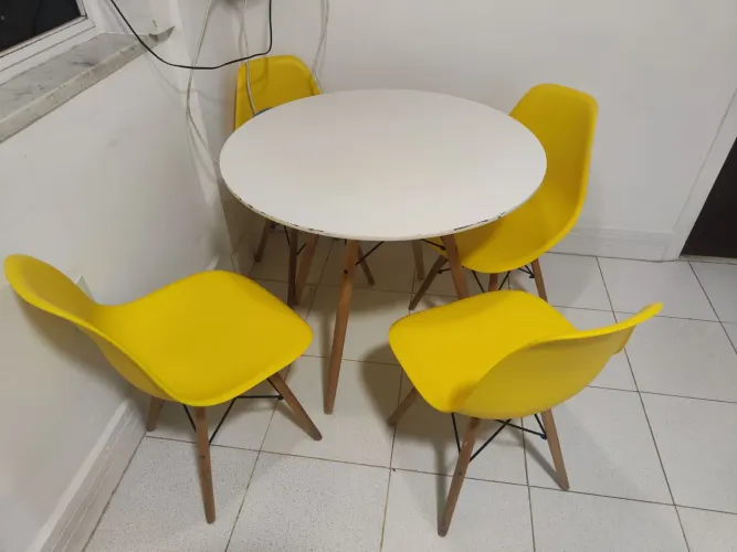 Mesa e cadeiras