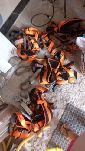 Cinto tipo paraquedas e talabates de segurança 