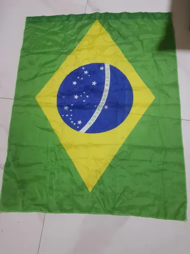 Vuvuzela e bandeira do Brasil medidas 74 ×93