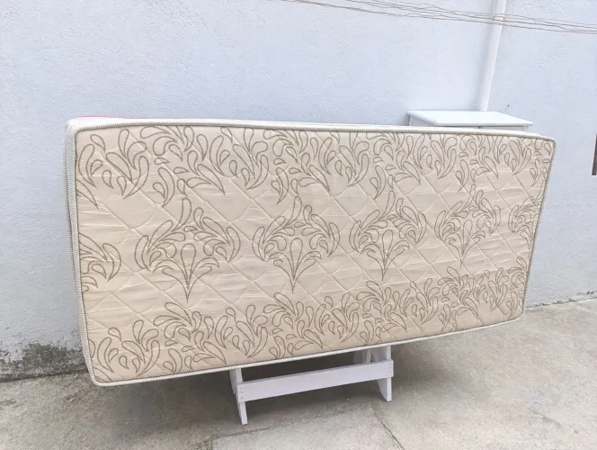 Vendo cama box solteiro