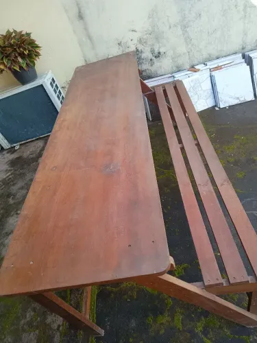 Mesa de madeira nobre com banco