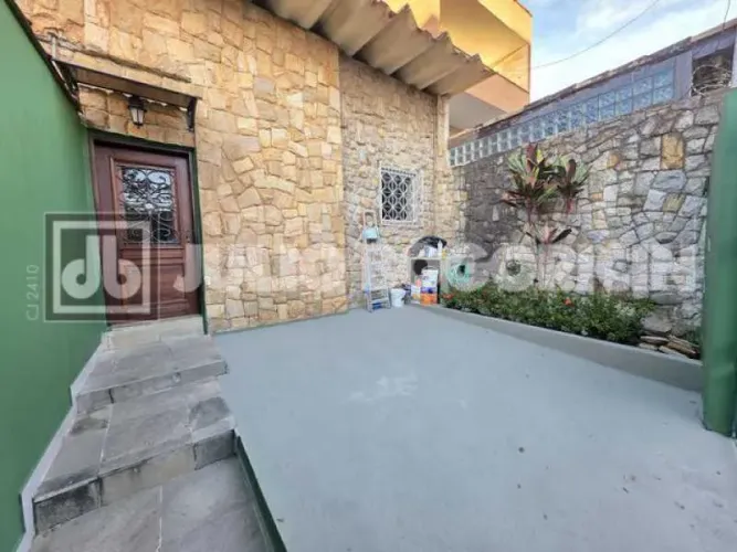 Casa de rua : Linear / Residencial / Portuguesa