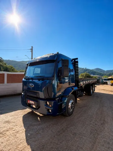 Ford Cargo 2429 L 6x2, ano 2013/2013, em excelente estado de conservação.