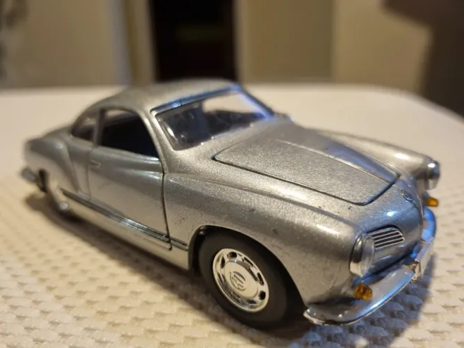 Miniatura Volkswagen Karmann Ghia 1966 (SS 5742)
