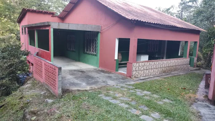 Casa confortável , com jeito de rancho , em plena mata atlântica e apenas 5km de Guapimir