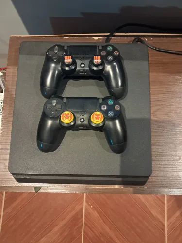 Ps4 slim 1 tera + 2 controles e três jogos