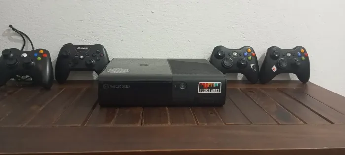 Xbox 360 Super Slim RGH + 4 Controles + 26 Jogos