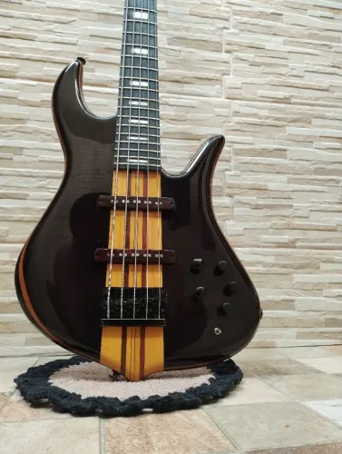 Baixo M.laghus Genesis Custom