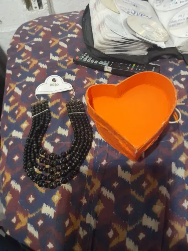 Colar de pérolas negras