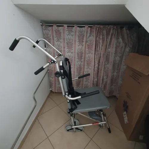Cadeira de rodas para subir e descer escadas em alumínio