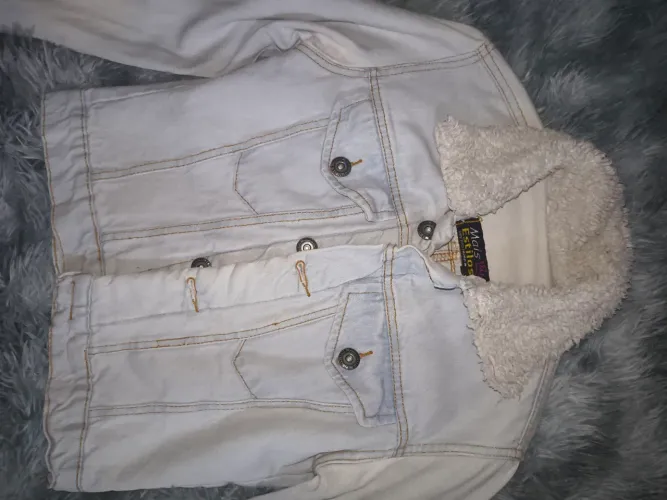 Jaqueta jeans Tam P. gola de pelo de ovelha (fake).