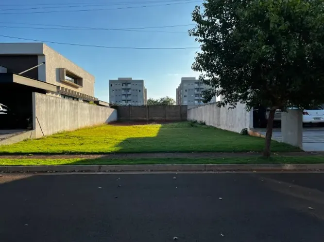 Terreno no condomínio Florença, região da Vila A