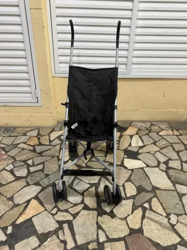 Carrinho de bebê guarda chuva