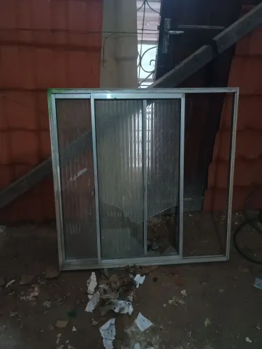 Vendo e janela de alumínio de 1 m x 1 m com vidros quebrados