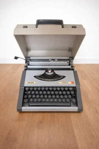 Máquina de Escrever olivetti tropical original em ótimos estado funcionando e revisada