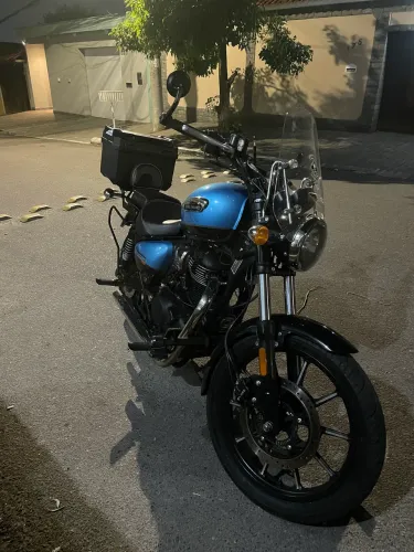Moto bem cuidada com acessórios