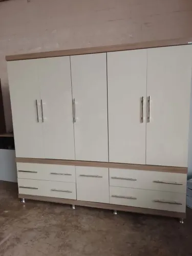Guarda roupas com pés, USADO conservado ENTREGA e MONTA dentro de Uberlândia MG