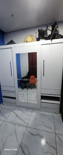 guarda roupa branco e muito novo