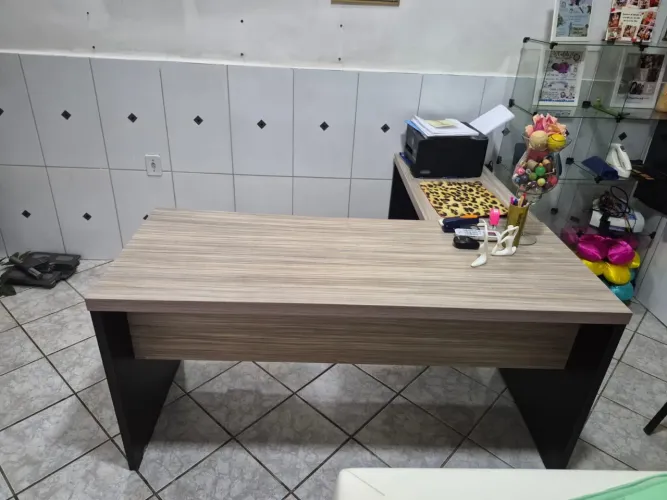 Mesa para escritório em forma de L, com 2 gavetas