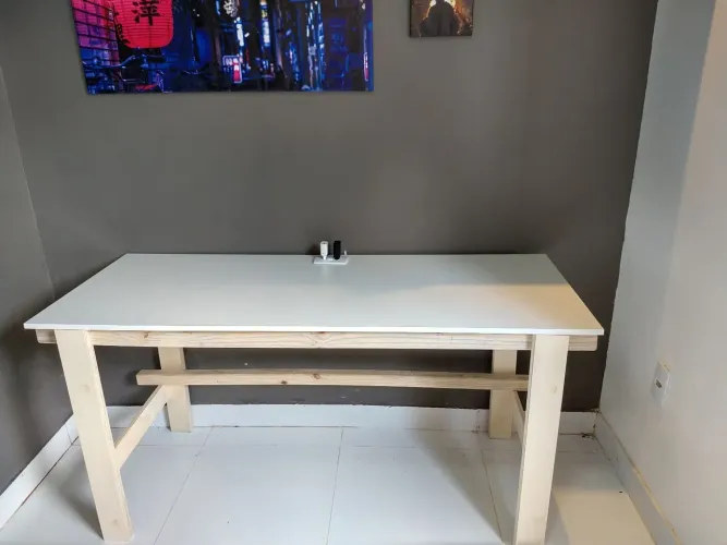 Mesa de Escritório - Kyoto com tomada integrada