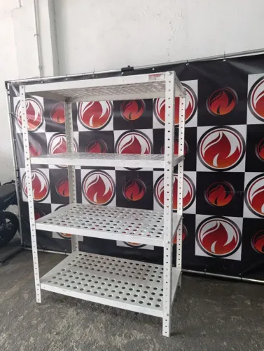 Estante 1,10x60x1,70 de ferro 4 planos temos 1 unidade disponível (usada )<br>