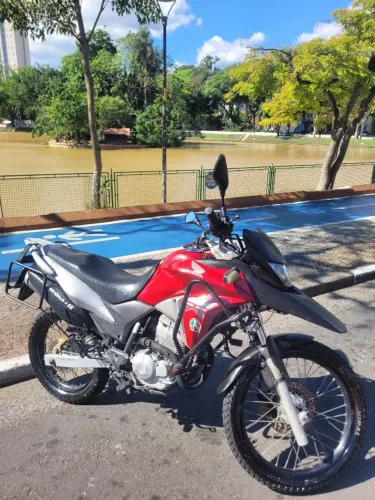 XRE300 em bom estado só ligar e andar nunca usado em aplicativo