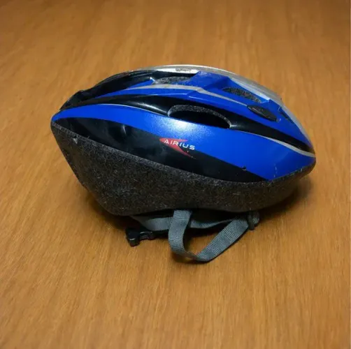 Capacete de bike USADO mas tá perfeito pra usar no dia a dia, e tá com alguns arranhões.