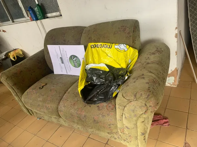 sofá de dois lugares