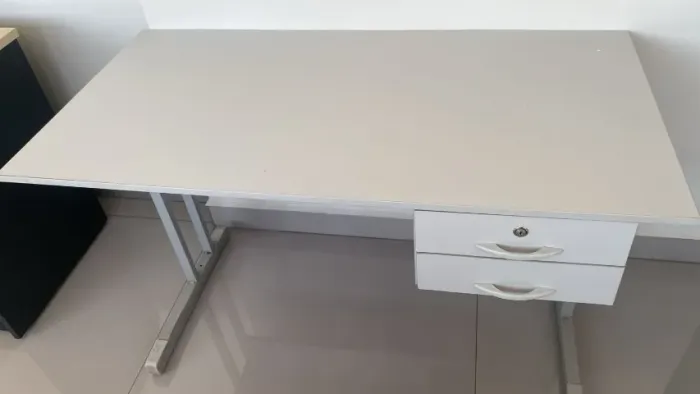 Conjunto Escritório: Mesa Grande, Mesa Auxiliar e Armário