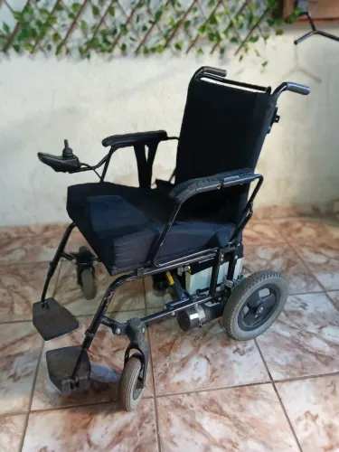 Cadeira de rodas motorizada 