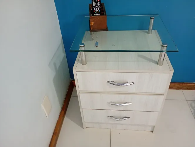 01 mesa de cabeceira de fórmica branca com 03 gavetas 0,60 x 0,60 x 0,50