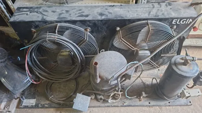 Unidade condensadora para câmara fria. Valor: 5.300,00 reais.