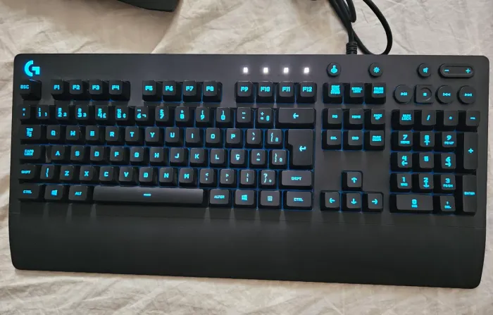 Teclado Gamer Logitech G213