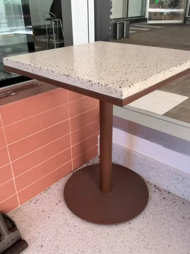 Mesa para Área Externa com Tampo de Pedra (60x60cm)