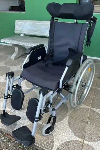 Cadeira de rodas D700