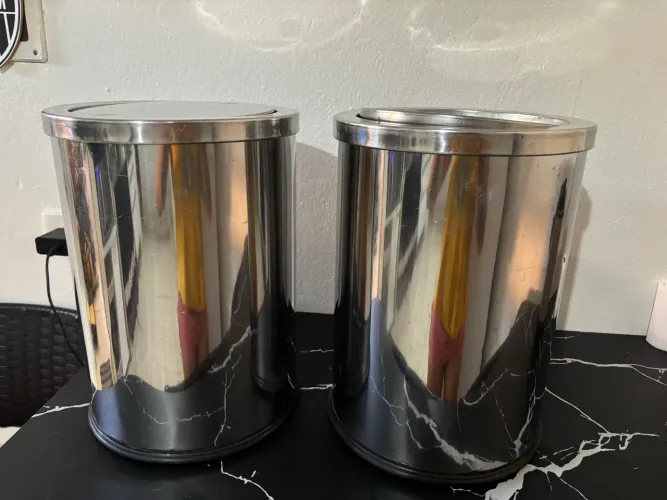 Lixeira de inox 30,00 cada tenho 2