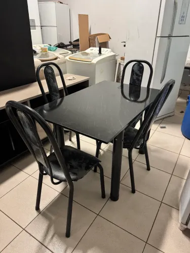 Mesa com 4 cadeiras