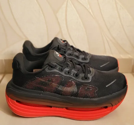 Nike Vomero Premium "Black Bright Crimson"