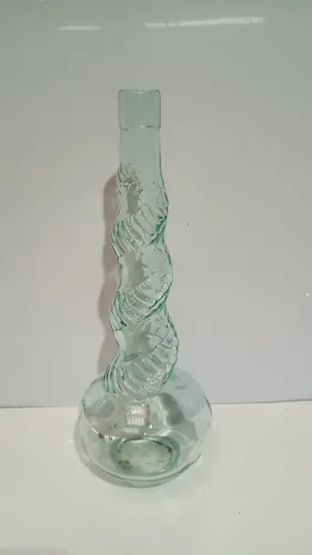 Garrafa antiga de vidro verde com pescoço espiralado modelo usada na série Star Trek