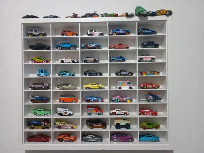 57 carrinhos originais da hot wheels 1 rarro + expositor